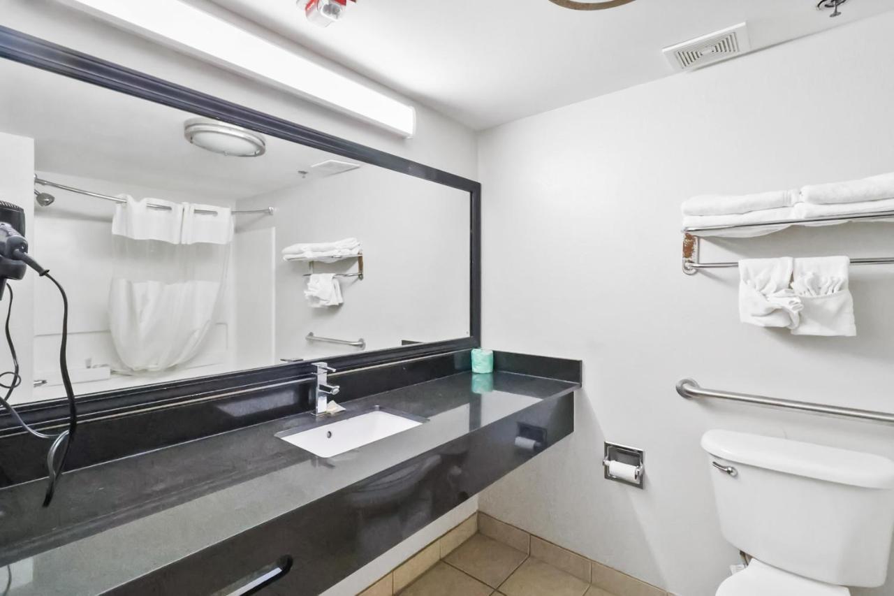 Red Roof Inn & Suites Fayetteville-Fort Bragg Экстерьер фото