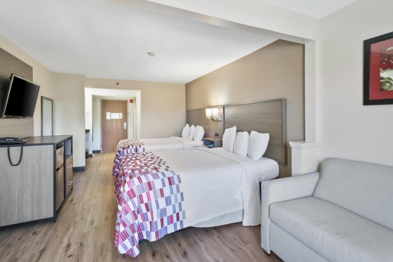Red Roof Inn & Suites Fayetteville-Fort Bragg Экстерьер фото