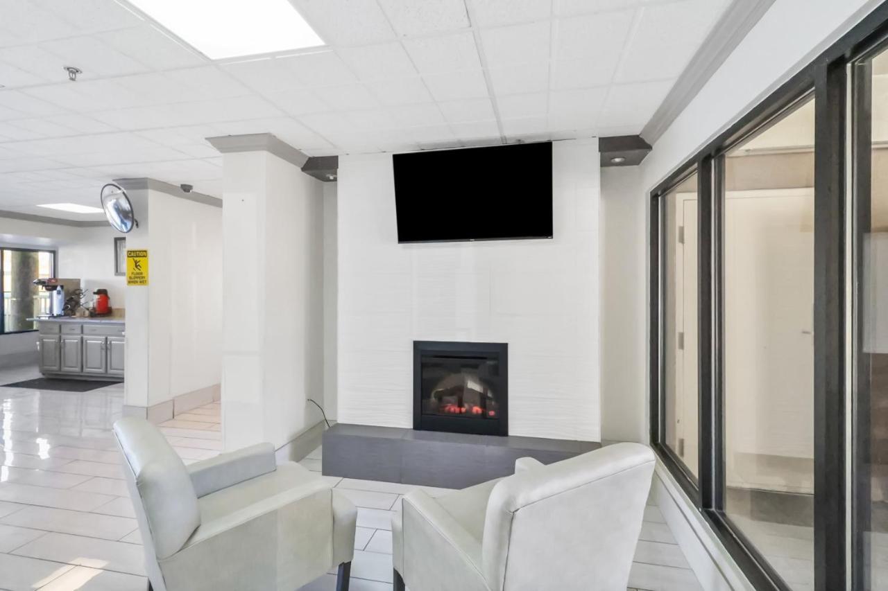 Red Roof Inn & Suites Fayetteville-Fort Bragg Экстерьер фото