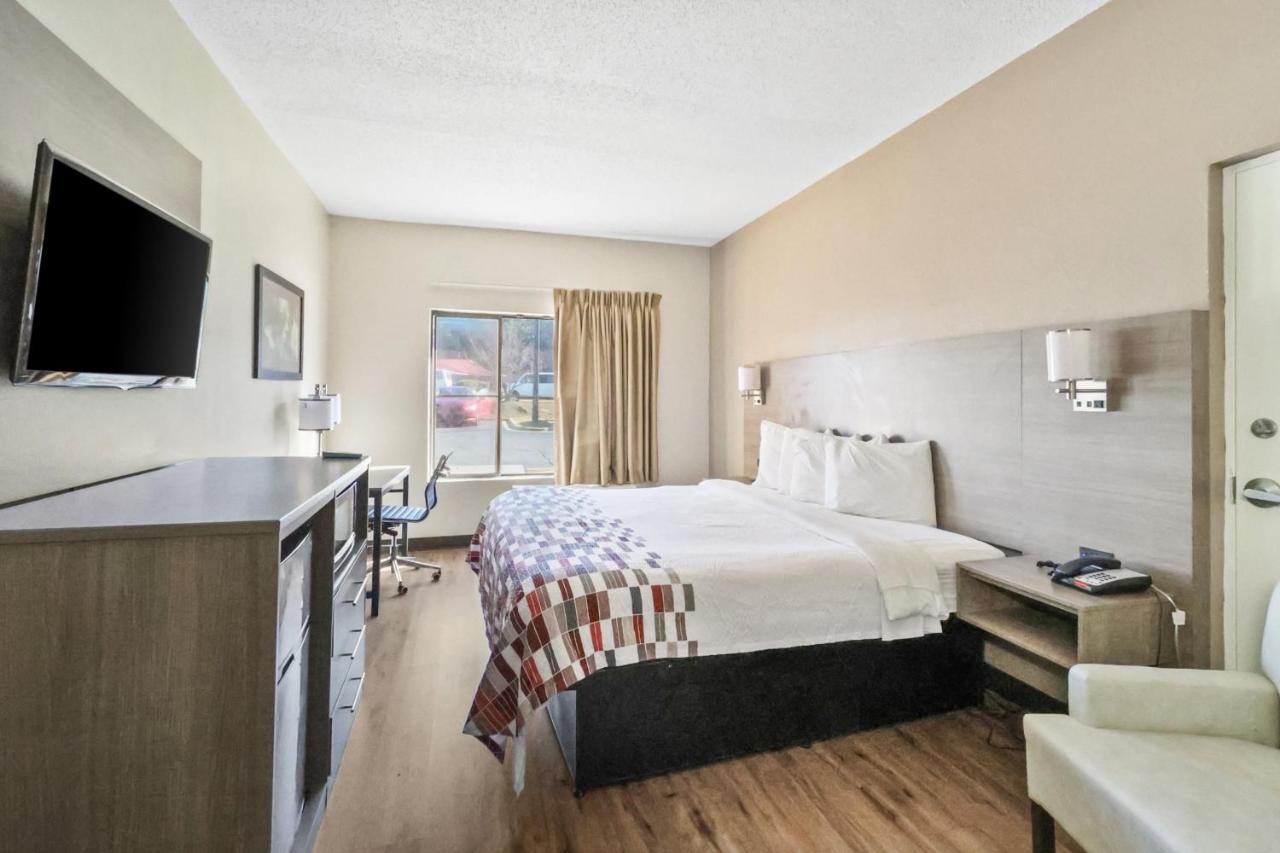 Red Roof Inn & Suites Fayetteville-Fort Bragg Экстерьер фото