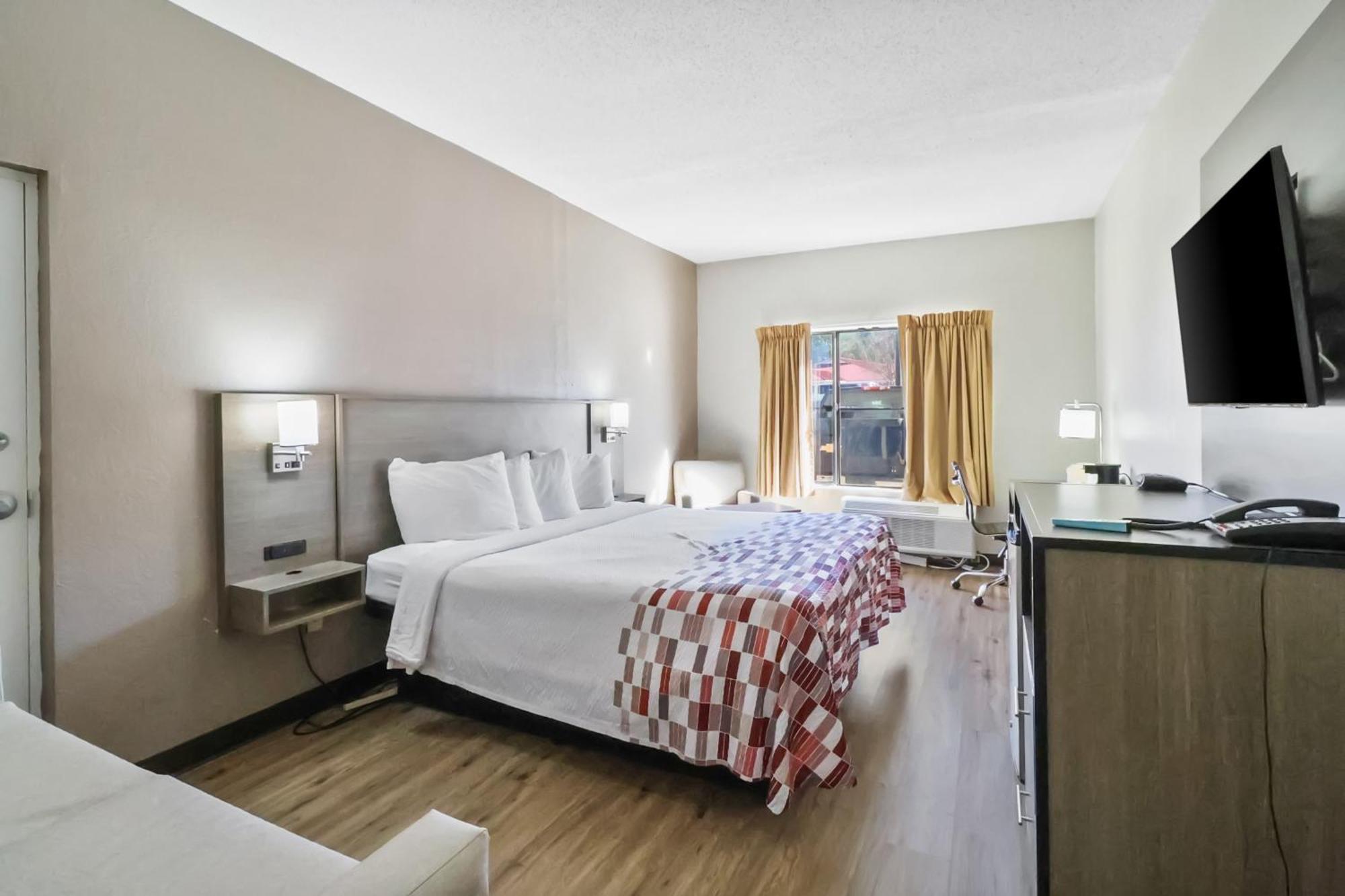 Red Roof Inn & Suites Fayetteville-Fort Bragg Экстерьер фото