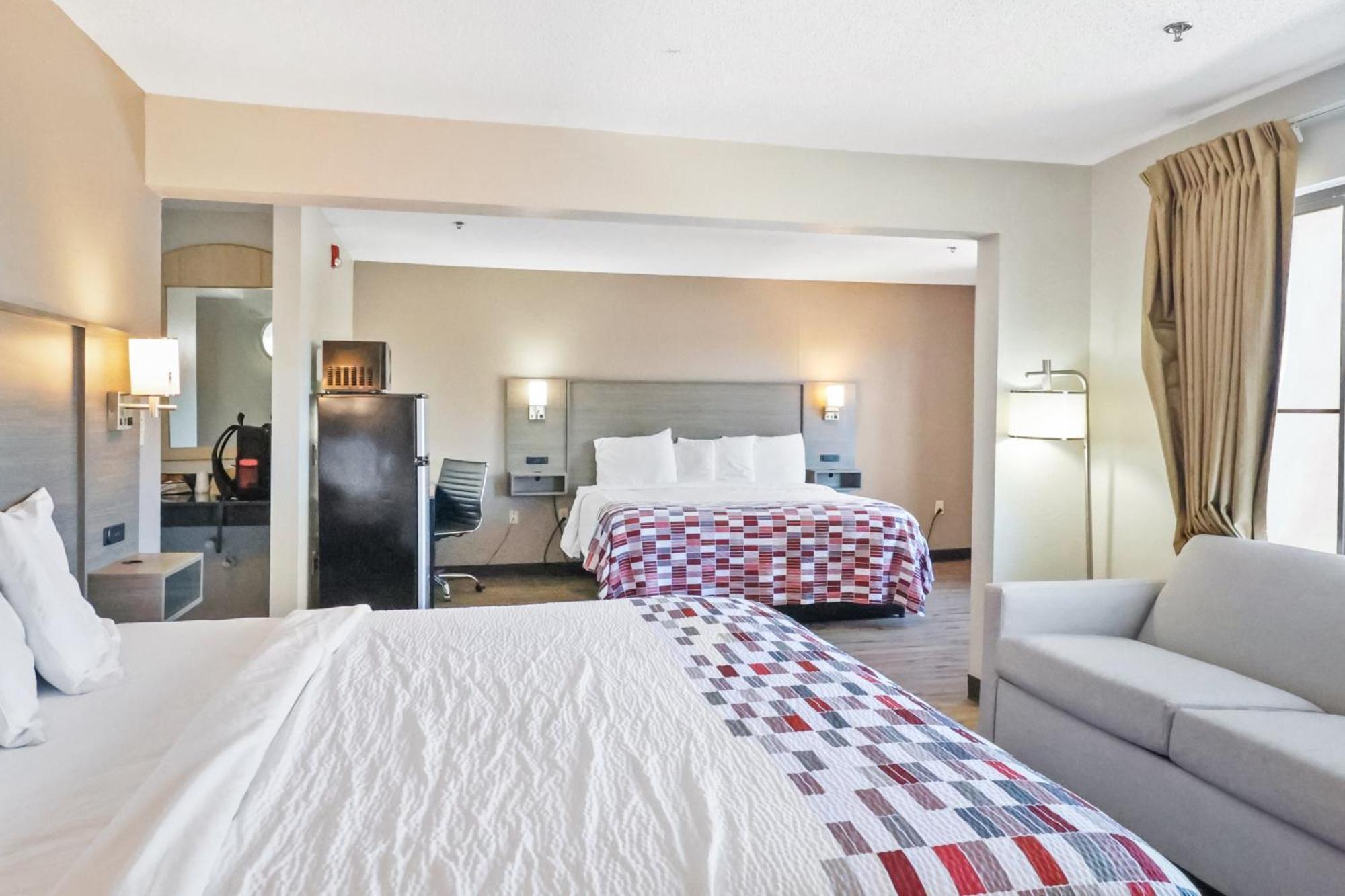 Red Roof Inn & Suites Fayetteville-Fort Bragg Экстерьер фото