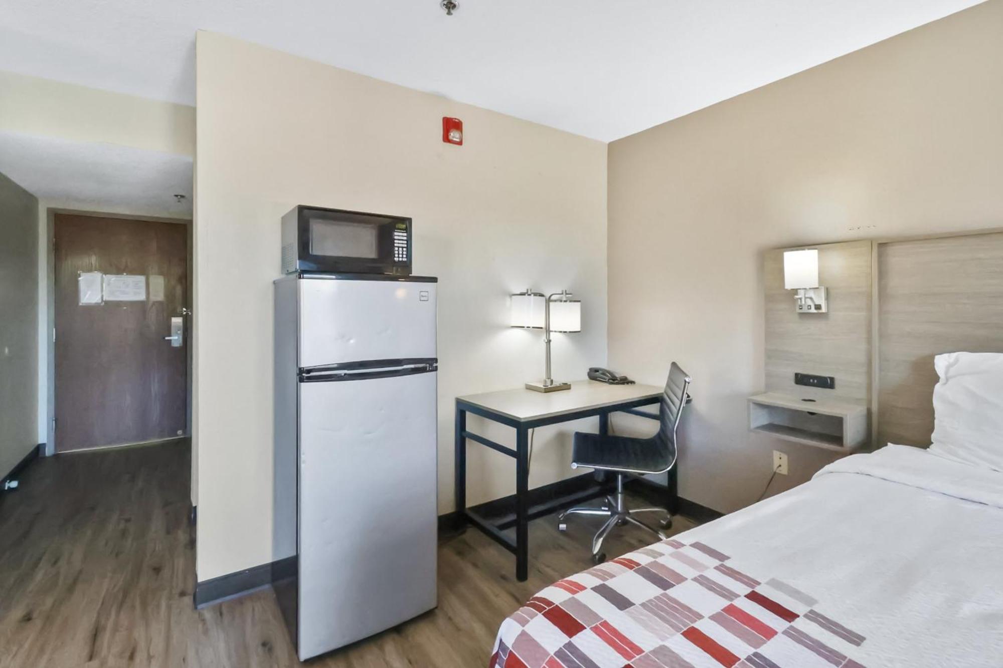 Red Roof Inn & Suites Fayetteville-Fort Bragg Экстерьер фото