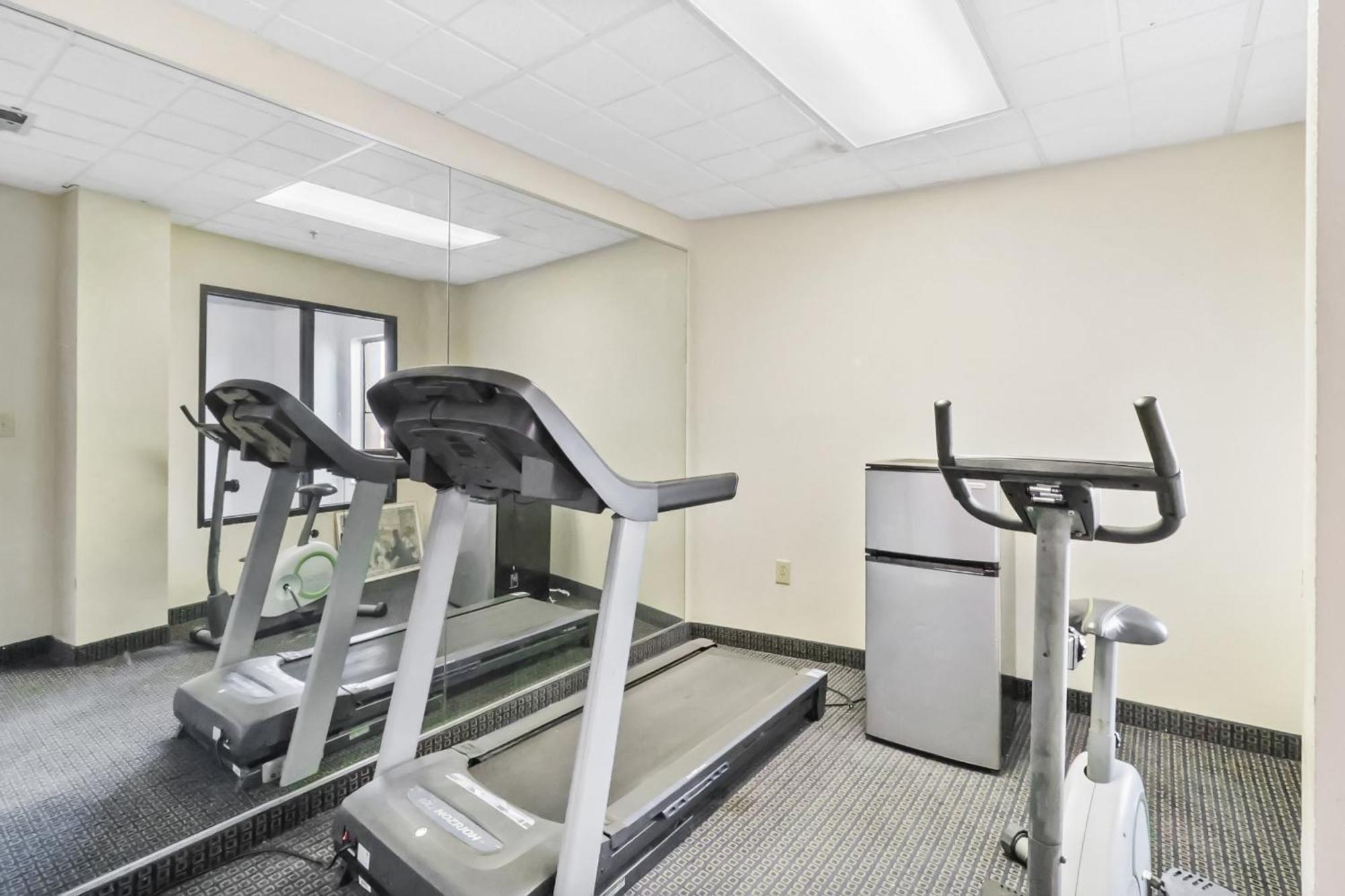 Red Roof Inn & Suites Fayetteville-Fort Bragg Экстерьер фото