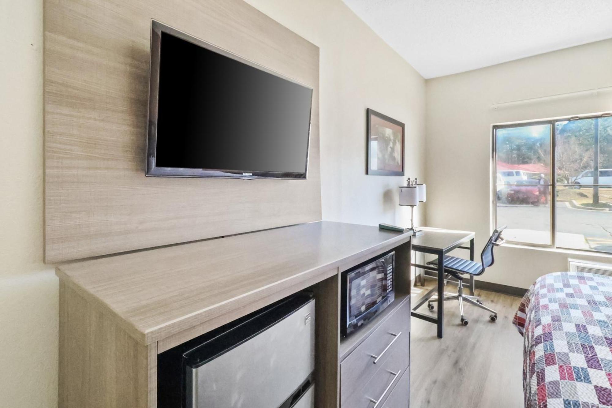 Red Roof Inn & Suites Fayetteville-Fort Bragg Экстерьер фото