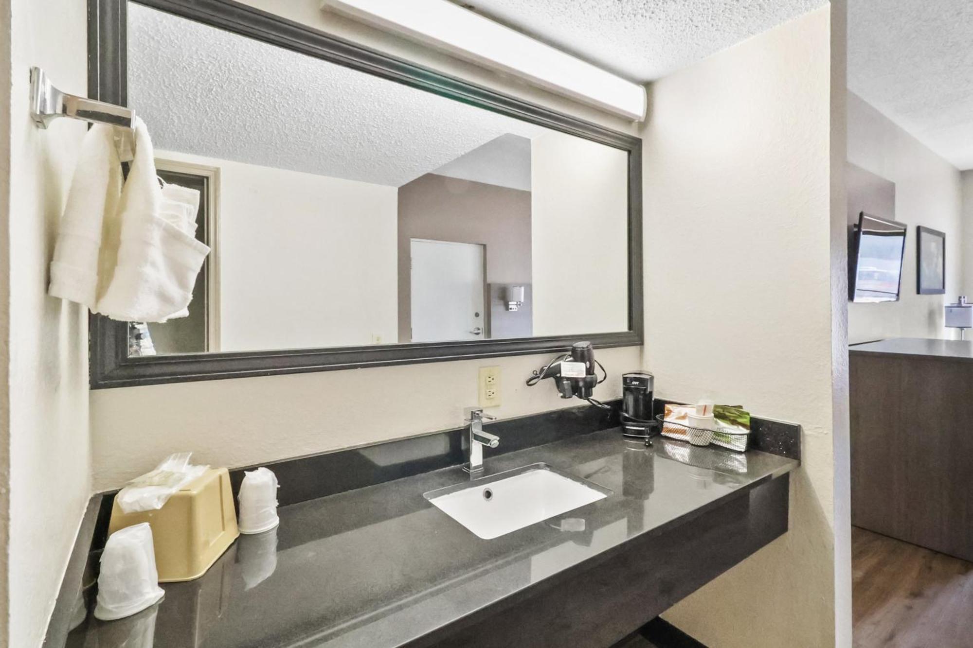 Red Roof Inn & Suites Fayetteville-Fort Bragg Экстерьер фото