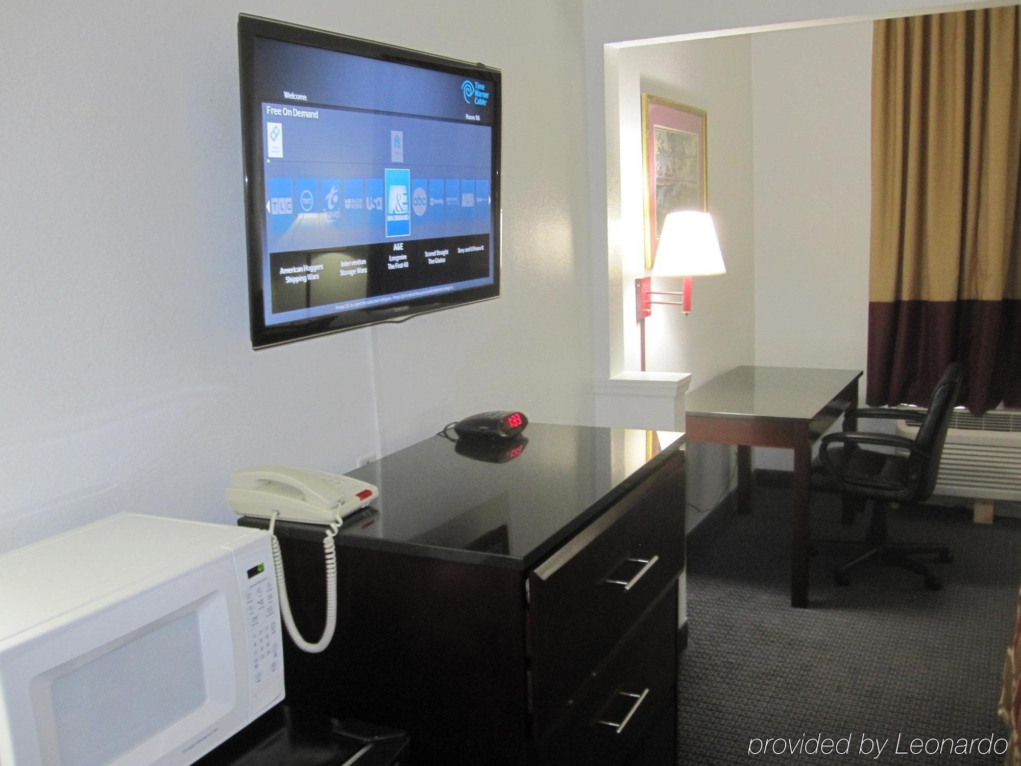 Red Roof Inn & Suites Fayetteville-Fort Bragg Экстерьер фото