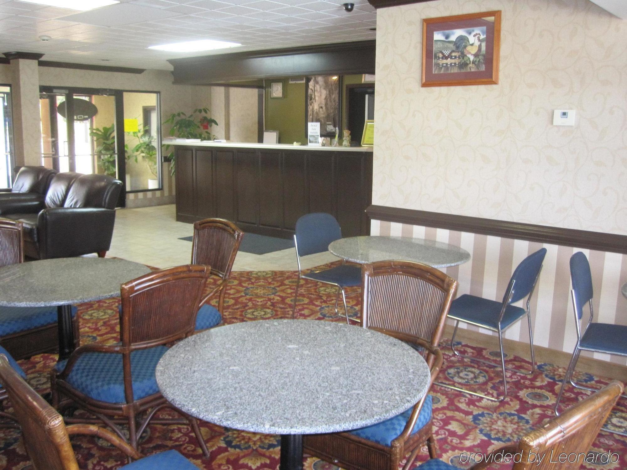 Red Roof Inn & Suites Fayetteville-Fort Bragg Экстерьер фото