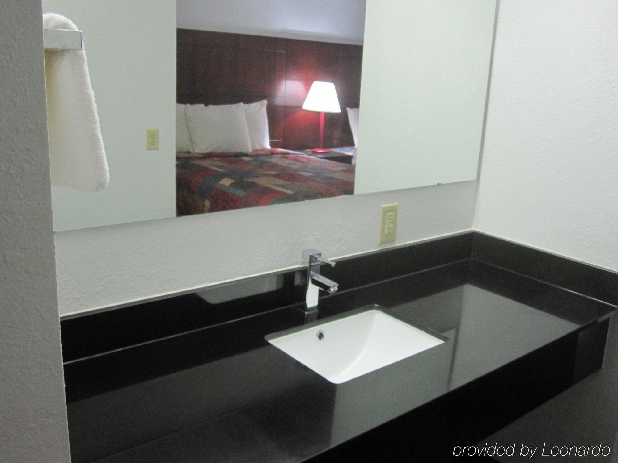 Red Roof Inn & Suites Fayetteville-Fort Bragg Экстерьер фото