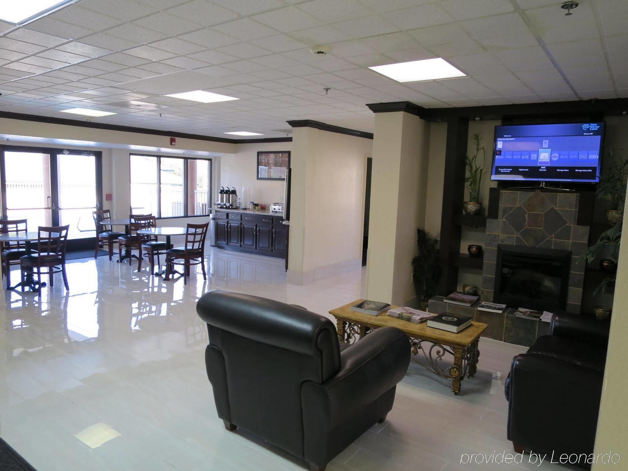 Red Roof Inn & Suites Fayetteville-Fort Bragg Экстерьер фото