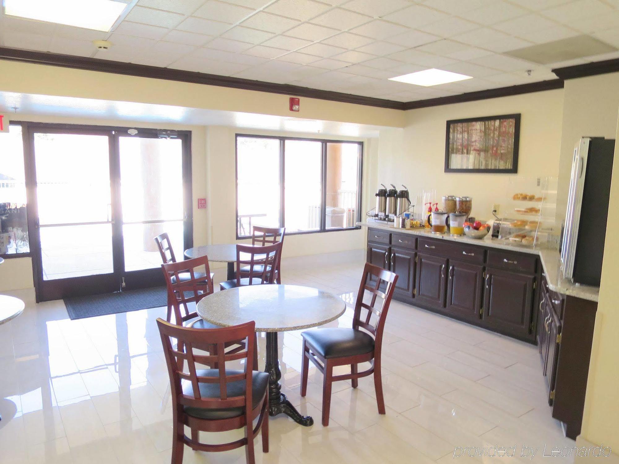 Red Roof Inn & Suites Fayetteville-Fort Bragg Экстерьер фото