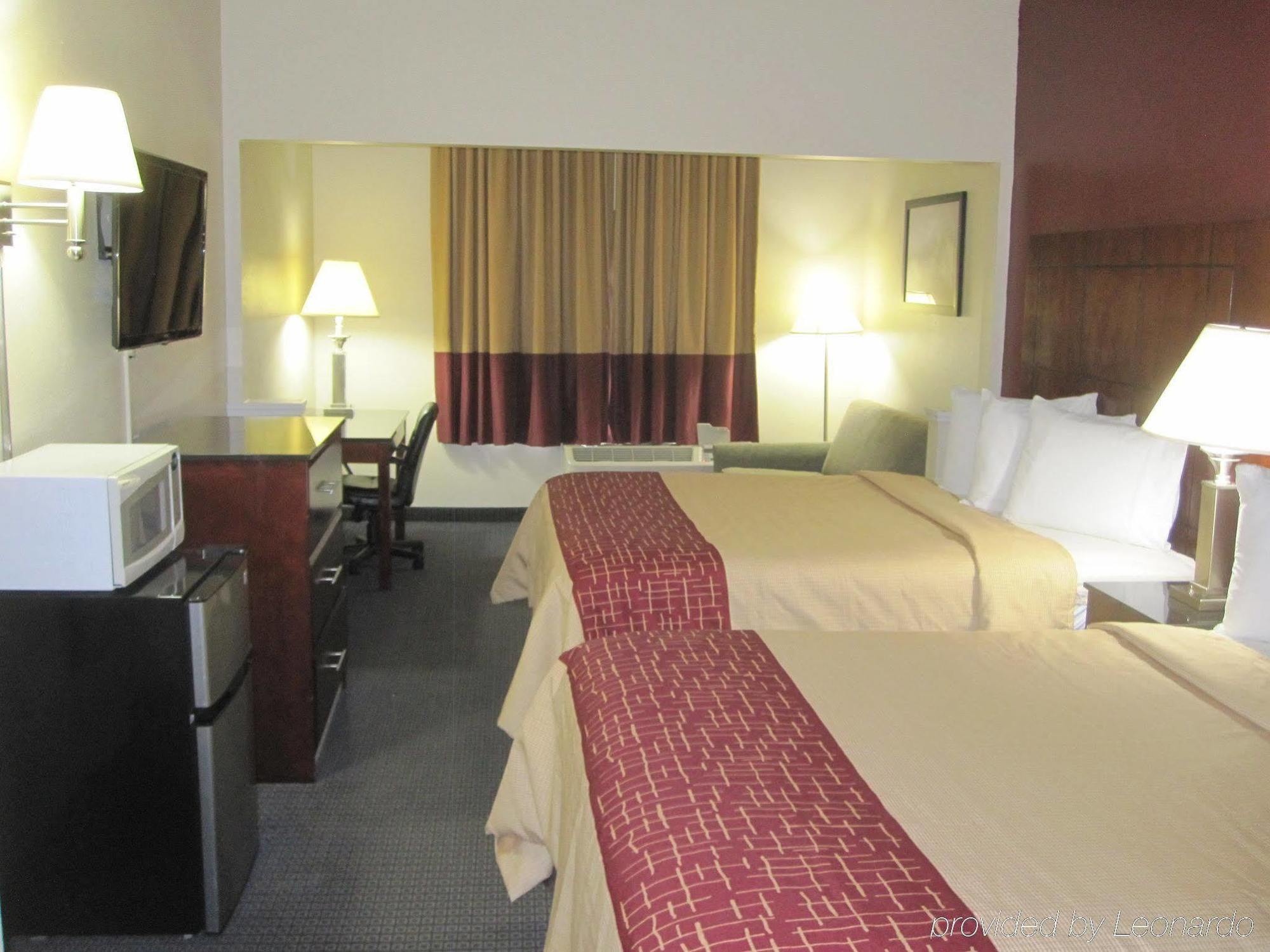 Red Roof Inn & Suites Fayetteville-Fort Bragg Экстерьер фото
