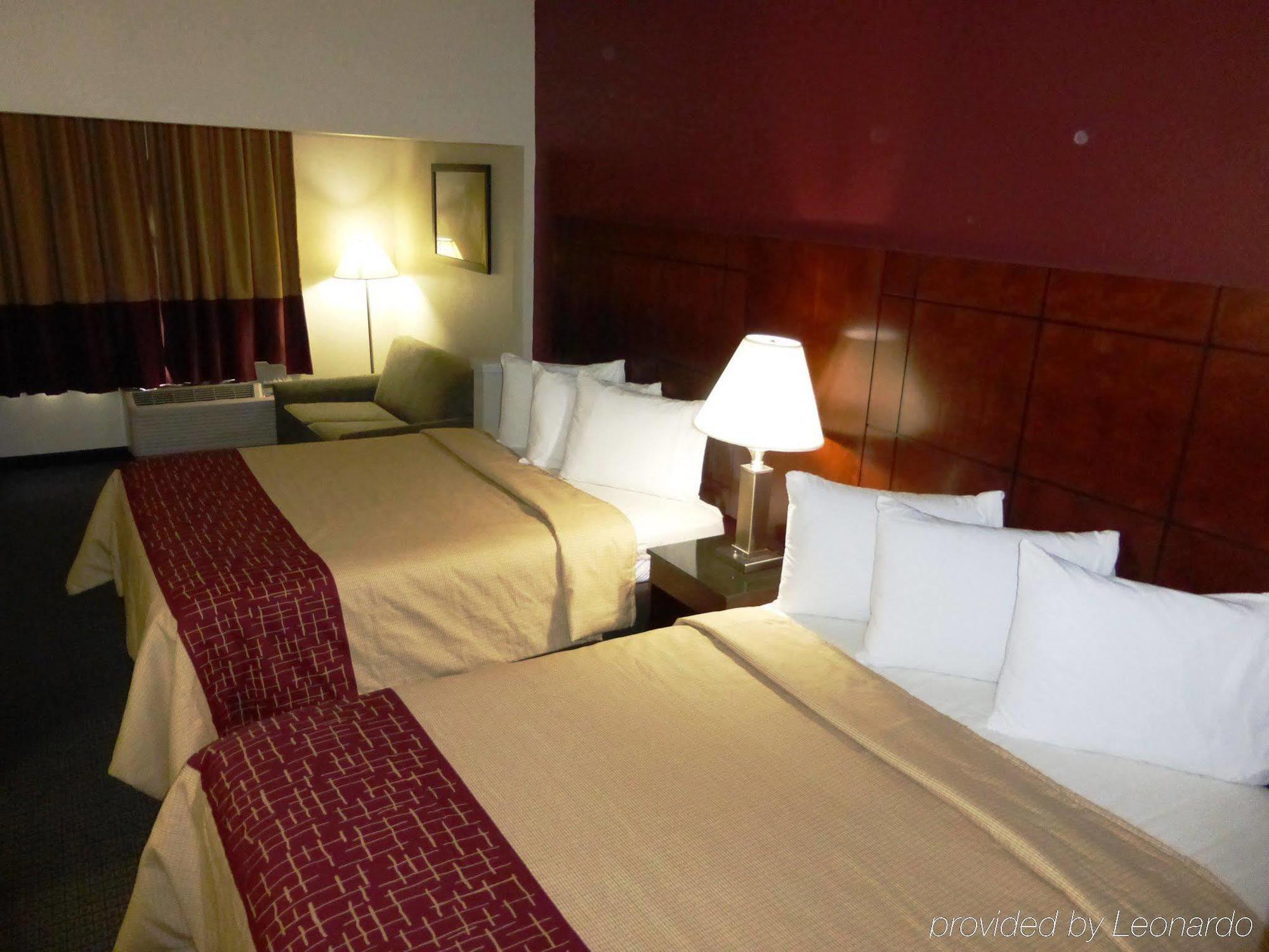 Red Roof Inn & Suites Fayetteville-Fort Bragg Экстерьер фото