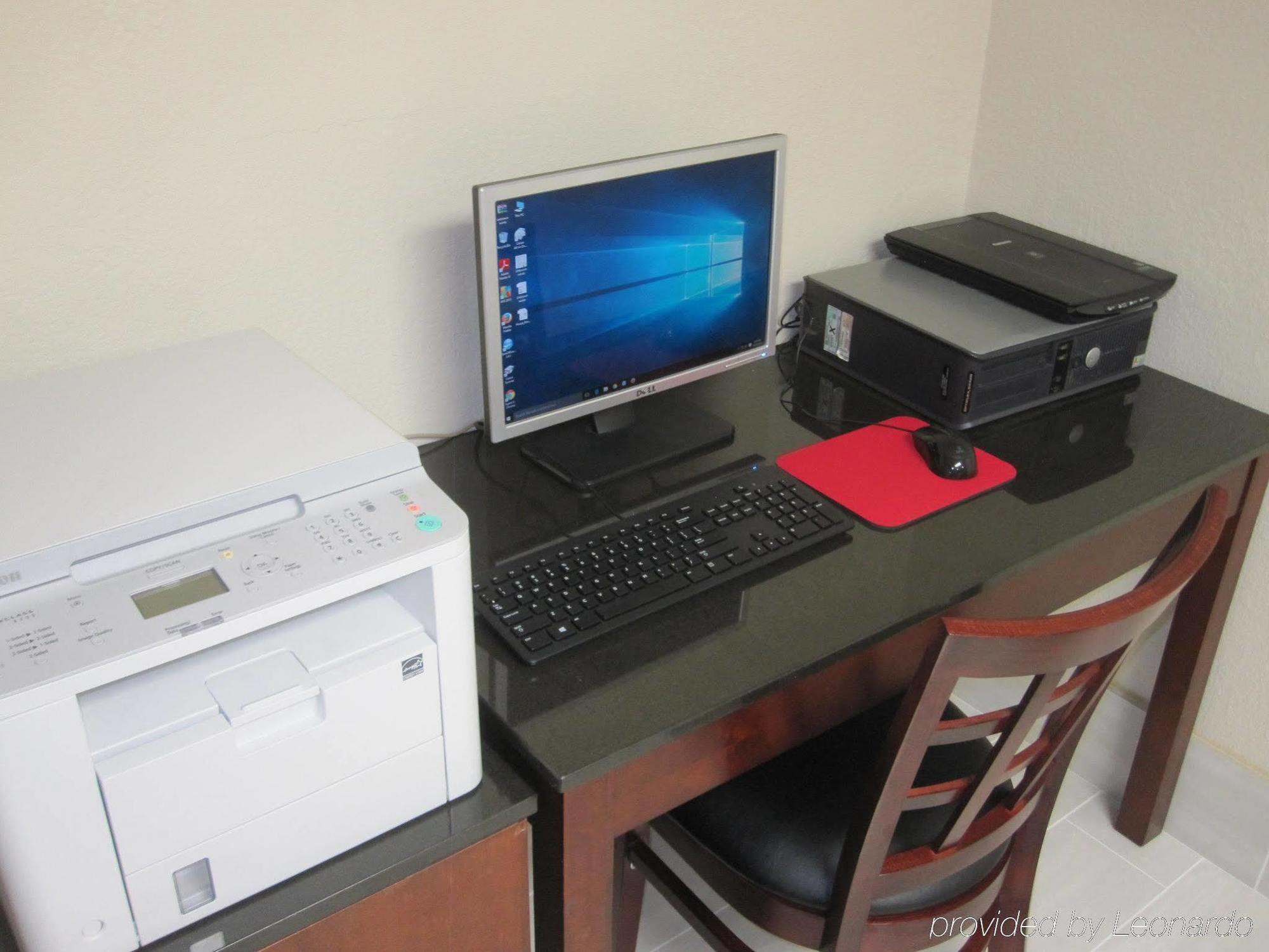 Red Roof Inn & Suites Fayetteville-Fort Bragg Экстерьер фото