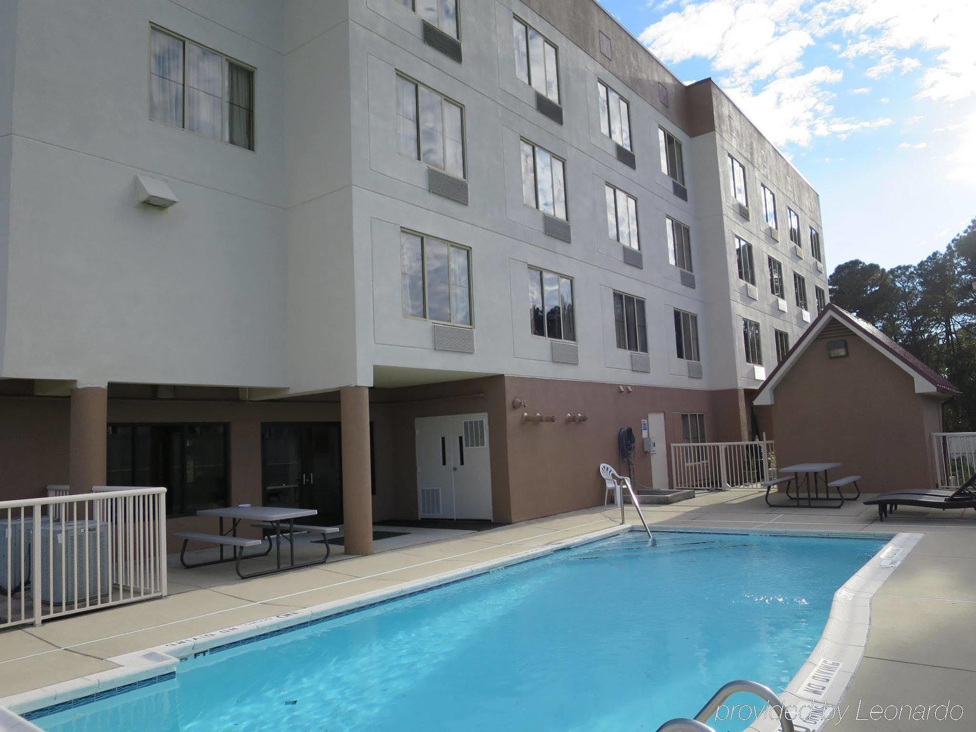 Red Roof Inn & Suites Fayetteville-Fort Bragg Экстерьер фото