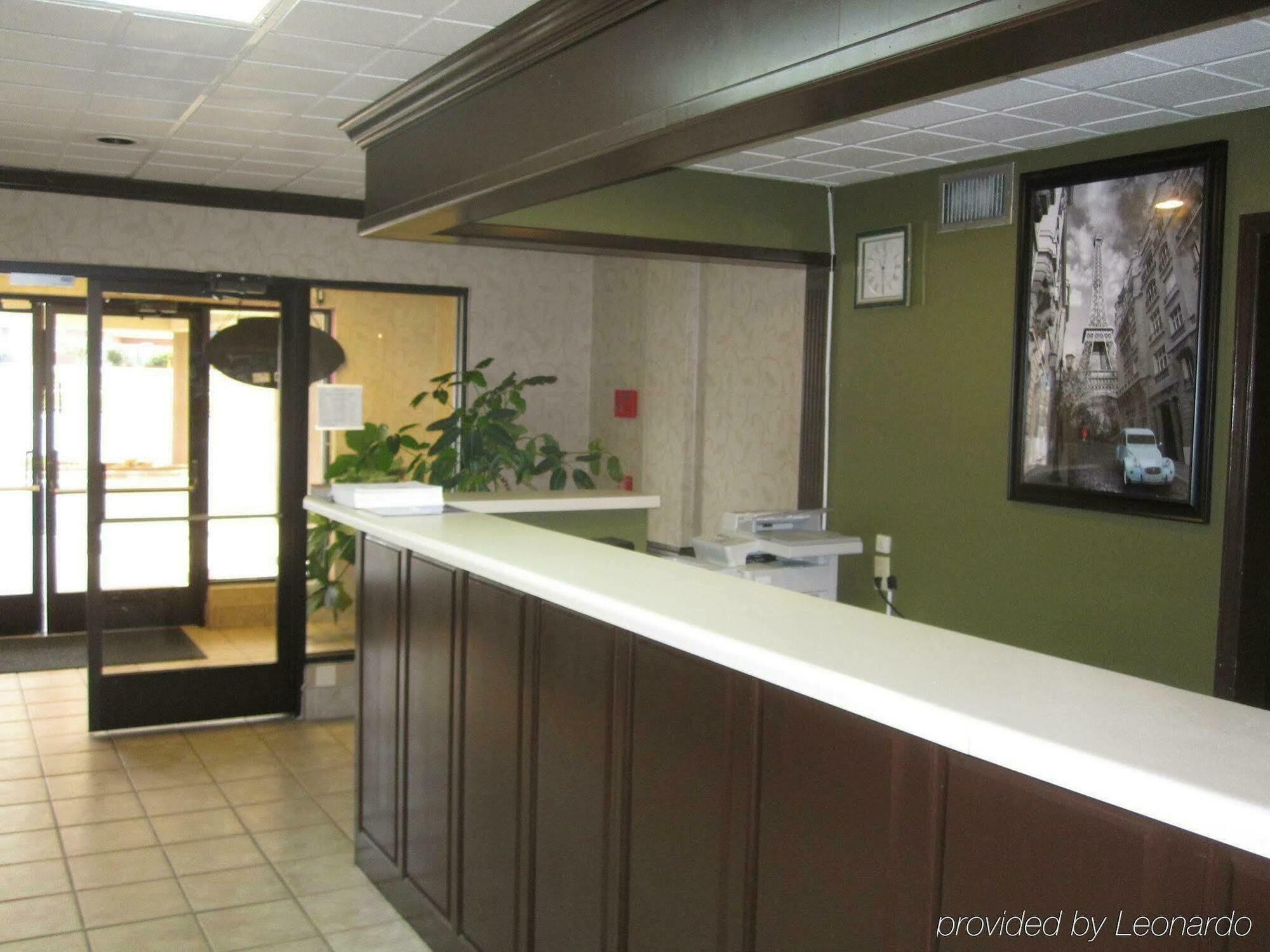 Red Roof Inn & Suites Fayetteville-Fort Bragg Экстерьер фото