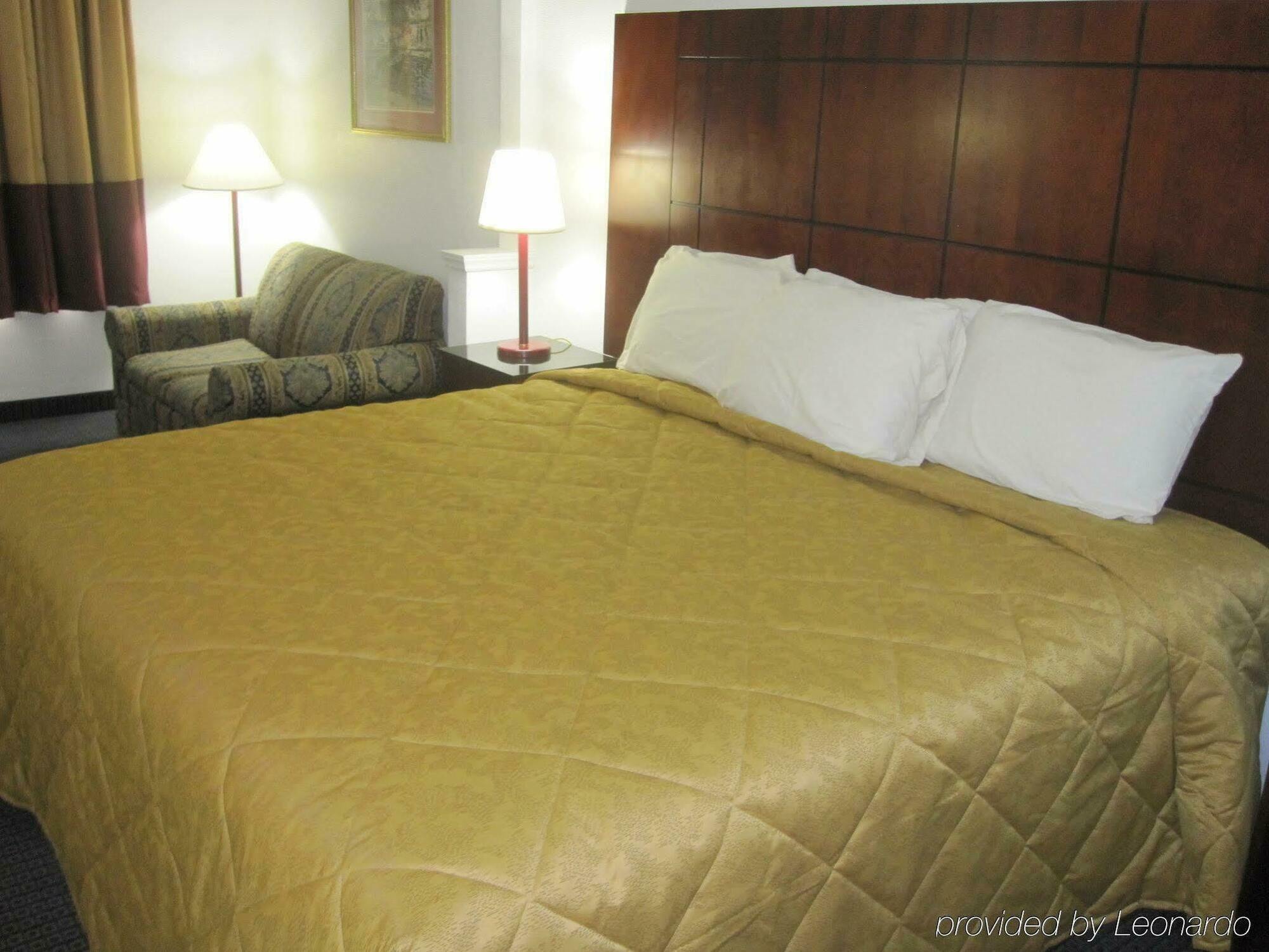 Red Roof Inn & Suites Fayetteville-Fort Bragg Экстерьер фото